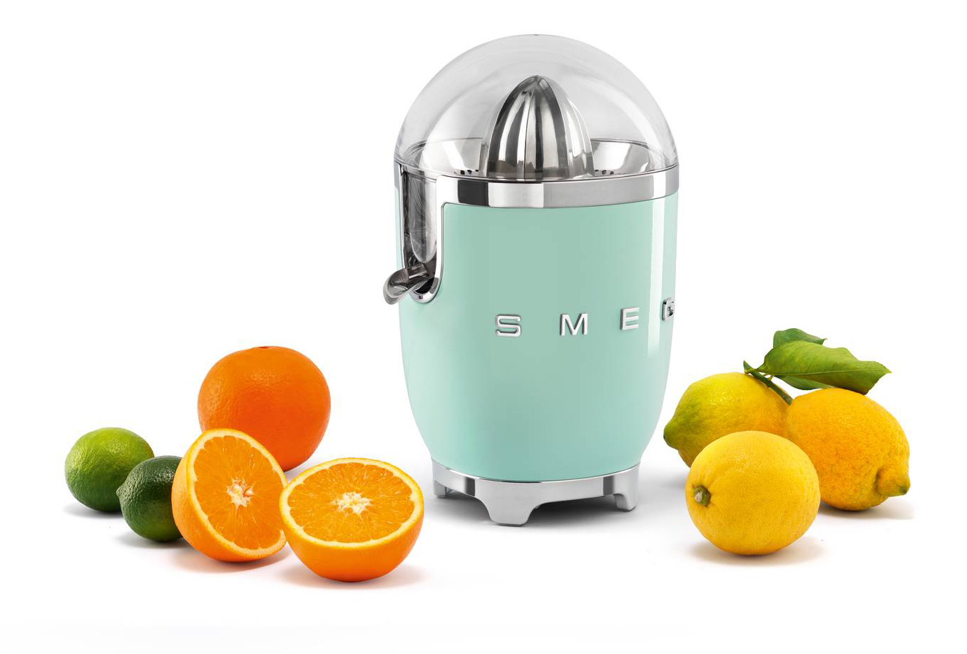 Dotato di un potente motore da 70 watt, con sensore on-off integrato, lo spremiagrumi CJF11PGEU in estetica 50’s Style verde pastello lucido di Smeg è completato da una vaschetta raccogli succo e un beccuccio anti-goccia che permette di interrompere la fuoriuscita del succo per evitare di sporcare il piano cucina a fine utilizzo. In dotazione ha anche un pratico coperchio. Misura ø 16 x H 28 cm. Prezzo 179 euro. www.smeg.com