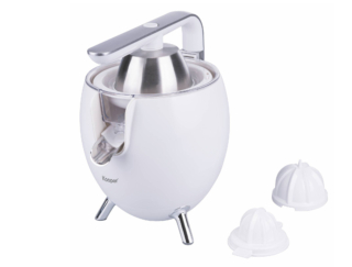 A erogazione diretta nel bicchiere, lo spremiagrumi Egg di Kooper è fornito con doppio cono e setaccio che trattiene i residui. Il beccuccio salvagoccia è reclinabile e i piedini antiscivolo sono cromati. Misura L 20 x P 24 x H 28 cm. Prezzo 39,99 euro. www.satur.it