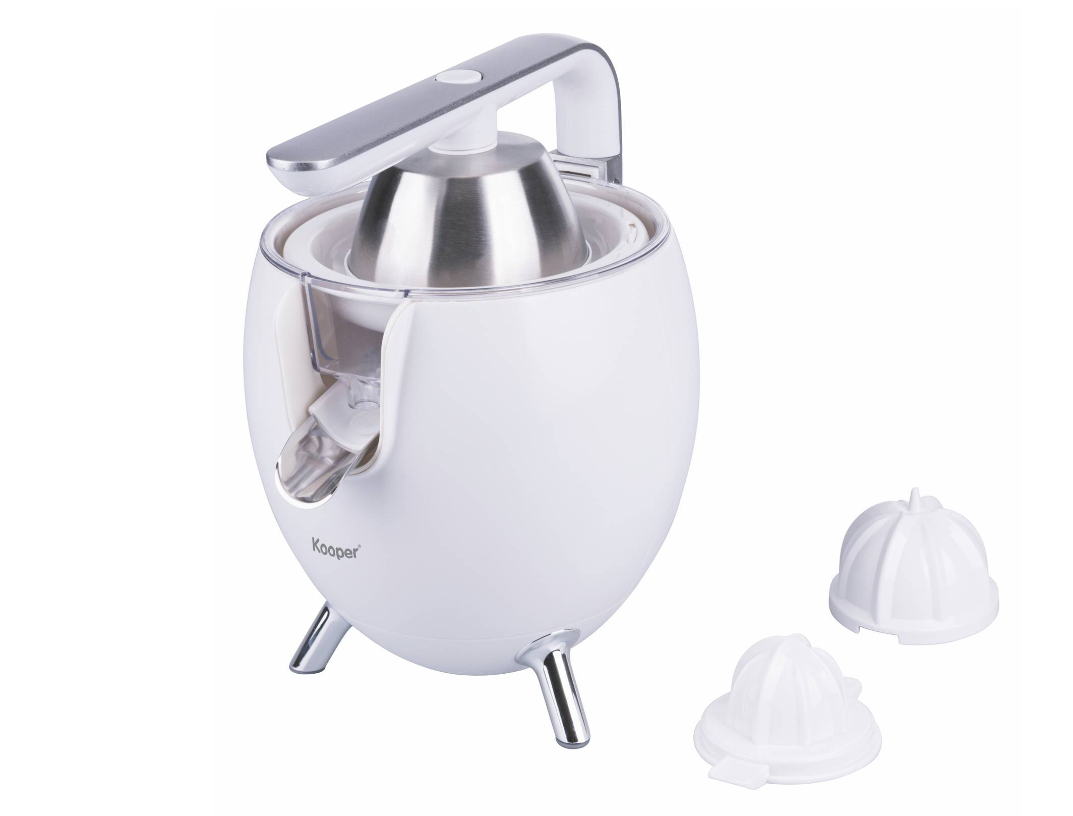 A erogazione diretta nel bicchiere, lo spremiagrumi Egg di Kooper è fornito con doppio cono e setaccio che trattiene i residui. Il beccuccio salvagoccia è reclinabile e i piedini antiscivolo sono cromati. Misura L 20 x P 24 x H 28 cm. Prezzo 39,99 euro. www.satur.it