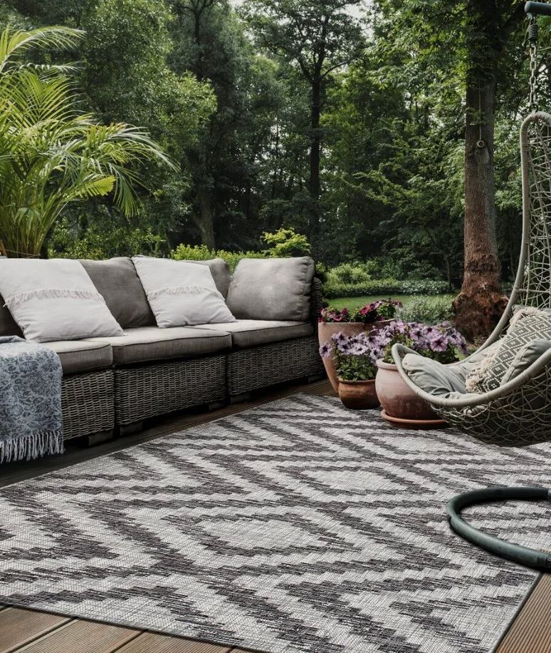 Un misto di polipropilene e poliestere per il grande tappeto intrecciato a tessitura piatta Agave di Conforama che è decorato da un disegno geometrico nei toni del grigio che lo rende facile da abbinare. È resistente all'umidità e agli agenti atmosferici. Misura L 160 x P 230 cm. Prezzo 99,99 euro. www.conforama.it Un misto di polipropilene e poliestere per il grande tappeto intrecciato a tessitura piatta Agave di Conforama che è decorato da un disegno geometrico nei toni del grigio che lo rende facile da abbinare. È resistente all'umidità e agli agenti atmosferici. Misura L 160 x P 230 cm. Prezzo 99,99 euro. www.conforama.it