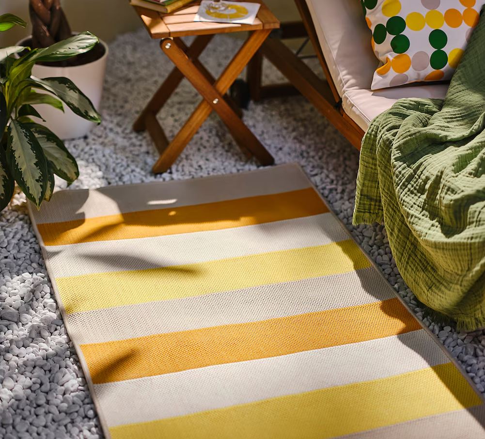 Allegro e colorato il tappeto passatoia BRÖGGAN di Ikea Italia che ha la superficie, a tessitura piatta, decorata da grandi righe nelle sfumature del giallo. È prodotto in 100% polipropilene che lo    rende durevole e resistente alle macchie, facilitandone la manutenzione. Il dorso è rivestito in gomma sintetica. Misura L 80 x P 200 cm. Prezzo 29,95 euro.  www.ikea.com Allegro e colorato il tappeto passatoia BRÖGGAN di Ikea Italia che ha la superficie, a tessitura piatta, decorata da grandi righe nelle sfumature del giallo. È prodotto in 100% polipropilene che lo    rende durevole e resistente alle macchie, facilitandone la manutenzione. Il dorso è rivestito in gomma sintetica. Misura L 80 x P 200 cm. Prezzo 29,95 euro.  www.ikea.com