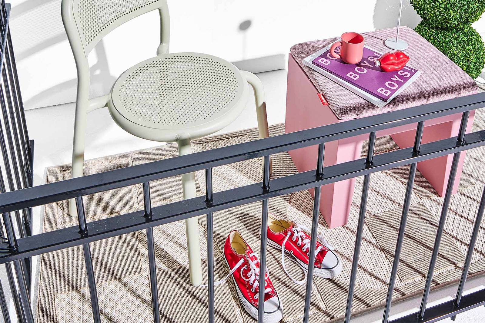 Per trasformare in un accogliente salottino anche un mini-balcone basta sistemare il tappeto passatoia Carpretty Catwalk di Fatboy: è caratterizzato da una tessitura composta, con effetto alto-basso, in polipropilene idrorepellente e antimacchia. La superficie è decorata da un raffinato motivo geometrico tono su tono.  Misura L 80 x P 200 cm. Prezzo 119 euro. www.fatboy.com Per trasformare in un accogliente salottino anche un mini-balcone basta sistemare il tappeto passatoia Carpretty Catwalk di Fatboy: è caratterizzato da una tessitura composta, con effetto alto-basso, in polipropilene idrorepellente e antimacchia. La superficie è decorata da un raffinato motivo geometrico tono su tono.  Misura L 80 x P 200 cm. Prezzo 119 euro. www.fatboy.com