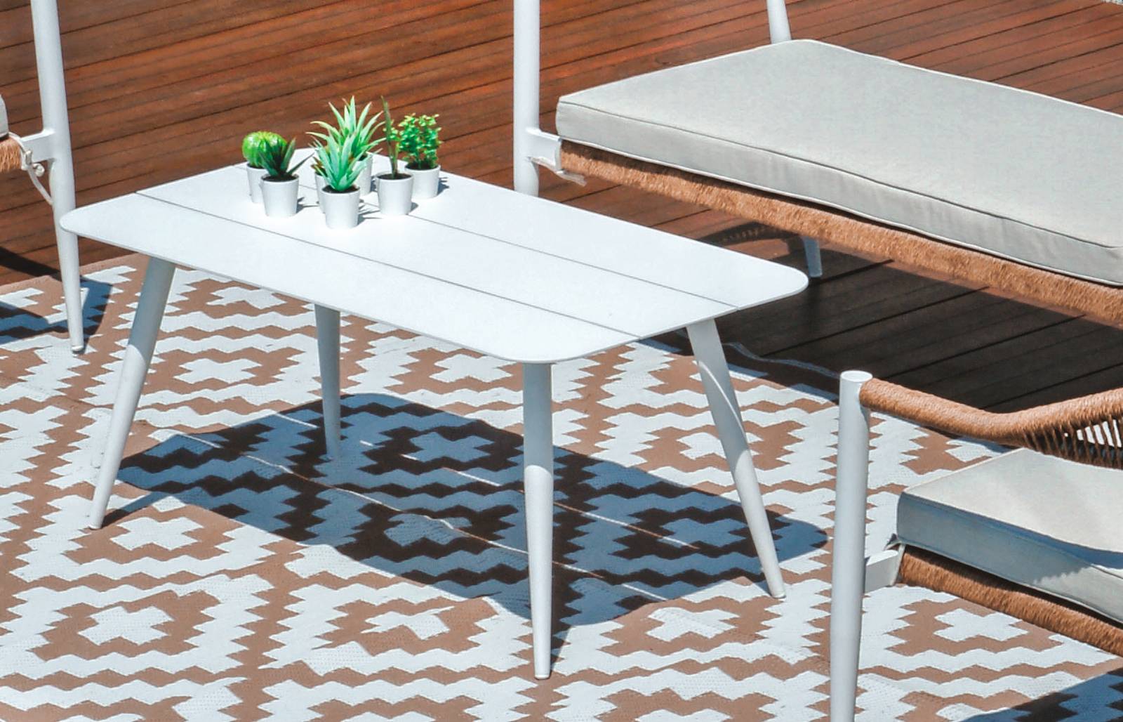 Il tappeto rettangolare outdoor Damasco di Greenwood è completamente realizzato in polipropilene intrecciato ed è decorato da un motivo geometrico nei toni del bianco e del tortora; è disponibile in due formati. Misura L 160 x P 230 cm. Prezzo 22 euro. Misura L 180 x P 270 cm. Prezzo 43 euro. www.greenwoodgarden.it Il tappeto rettangolare outdoor Damasco di Greenwood è completamente realizzato in polipropilene intrecciato ed è decorato da un motivo geometrico nei toni del bianco e del tortora; è disponibile in due formati. Misura L 160 x P 230 cm. Prezzo 22 euro. Misura L 180 x P 270 cm. Prezzo 43 euro. www.greenwoodgarden.it