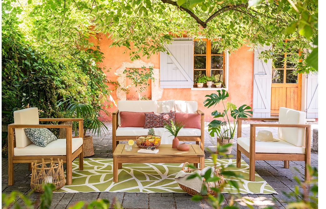 Arreda il patio il tappeto Garance di Miliboo che può essere usato anche in casa; è decorato da un motivo grafico che ricorda le foglie stilizzate verde e crema. È realizzato con filati di polipropilene  che facilitano le operazioni di pulizia e lo rendono resistente alle diverse condizioni atmosferiche. Misura L 123 x P 180 cm. Prezzo 159,99 euro. Misura L 160 x P 230 cm. Prezzo 219,99 euro. www.miliboo.it Arreda il patio il tappeto Garance di Miliboo che può essere usato anche in casa; è decorato da un motivo grafico che ricorda le foglie stilizzate verde e crema. È realizzato con filati di polipropilene  che facilitano le operazioni di pulizia e lo rendono resistente alle diverse condizioni atmosferiche. Misura L 123 x P 180 cm. Prezzo 159,99 euro. Misura L 160 x P 230 cm. Prezzo 219,99 euro. www.miliboo.it