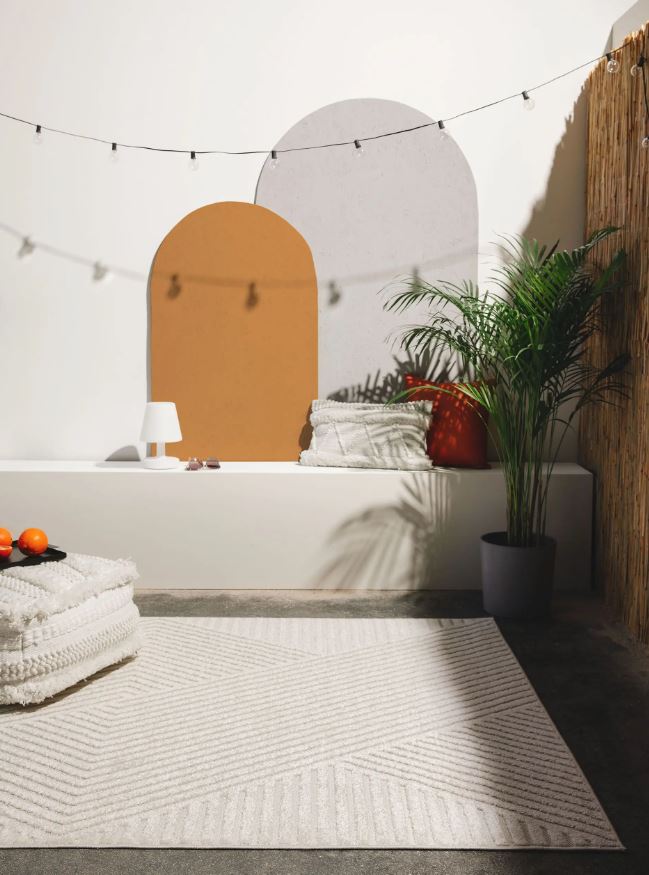 Richiama le raffinate atmosfere esotiche il grande tappeto outdoor Mars Crema di Benuta PLUS che può essere usato nel living o sul terrazzo. È tessuto a macchina in 100% polipropilene, con un raffinato motivo geometrico sulla superficie, ed è disponibile in misure e formati diversi: rettangolare, rotondo e passatoia. Misura L 200 x P 290 cm. Prezzo 202,95 euro. www.benuta.it Richiama le raffinate atmosfere esotiche il grande tappeto outdoor Mars Crema di Benuta PLUS che può essere usato nel living o sul terrazzo. È tessuto a macchina in 100% polipropilene, con un raffinato motivo geometrico sulla superficie, ed è disponibile in misure e formati diversi: rettangolare, rotondo e passatoia. Misura L 200 x P 290 cm. Prezzo 202,95 euro. www.benuta.it