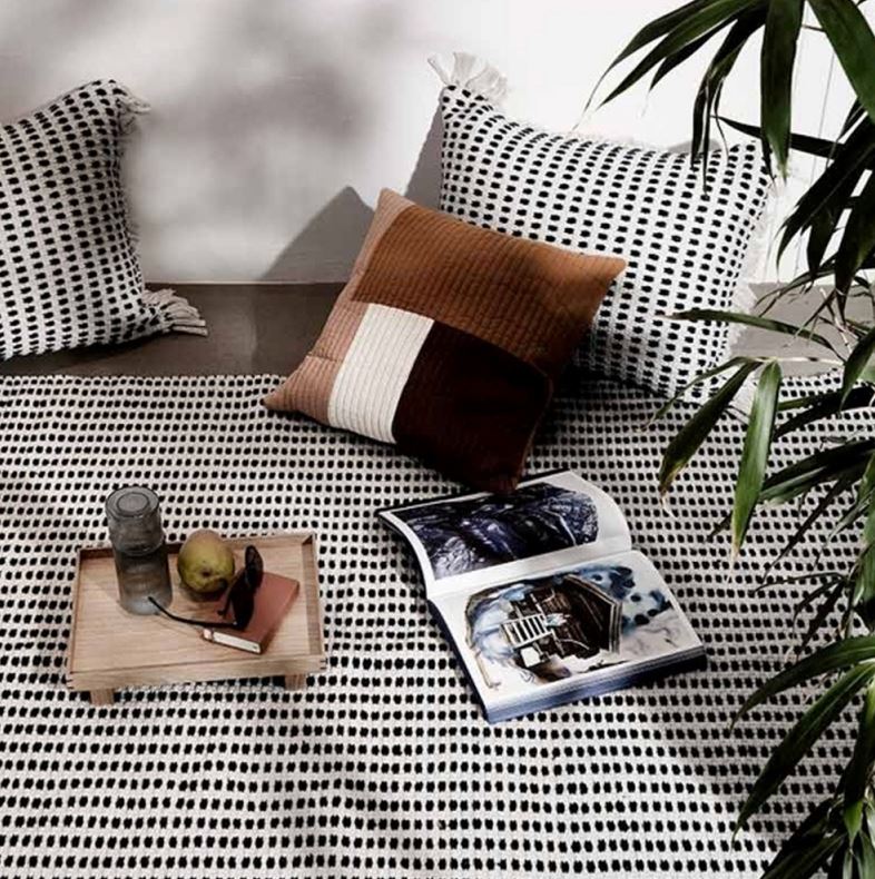 Ha un'anima ecologica il tappeto bianco e nero, che può essere usato anche all'esterno, Way Rug di Ferm Living in vendita su Design Republic che è prodotto con 100% plastica riciclata. I lati sono impreziositi da frange asimmetriche. È lavabile in lavatrice. Misura L 140 x P 200 cm. Prezzo 269 euro. www.designrepublic.com Ha un'anima ecologica il tappeto bianco e nero, che può essere usato anche all'esterno, Way Rug di Ferm Living in vendita su Design Republic che è prodotto con 100% plastica riciclata. I lati sono impreziositi da frange asimmetriche. È lavabile in lavatrice. Misura L 140 x P 200 cm. Prezzo 269 euro. www.designrepublic.com