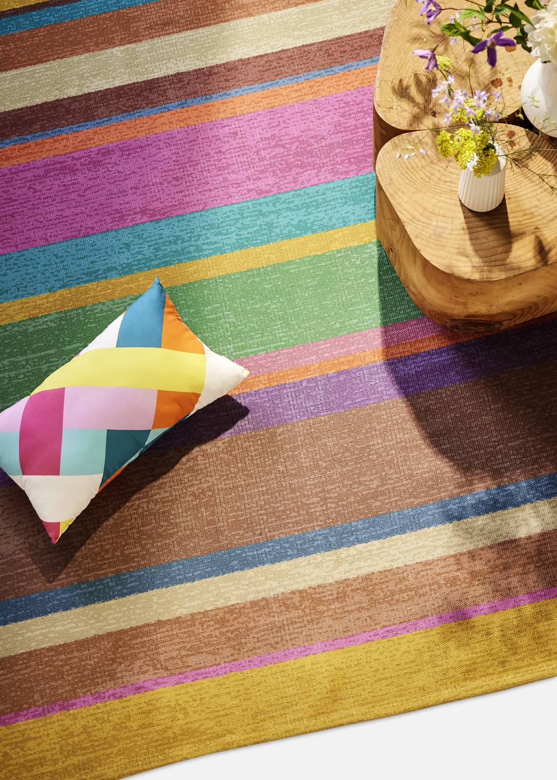 Ricorda un allegro arcobaleno il tappeto a righe colorate (articolo 94915895) di Bonprix che può essere usato anche all'esterno; può essere scelto fra quattro formati. È realizzato a mano a tessitura piatta in 100% poliestere riciclato multicolore. Il più grande misura L 155 x P 230 cm. Prezzo 192,99 euro. www.bonprix.it Ricorda un allegro arcobaleno il tappeto a righe colorate (articolo 94915895) di Bonprix che può essere usato anche all'esterno; può essere scelto fra quattro formati. È realizzato a mano a tessitura piatta in 100% poliestere riciclato multicolore. Il più grande misura L 155 x P 230 cm. Prezzo 192,99 euro. www.bonprix.it