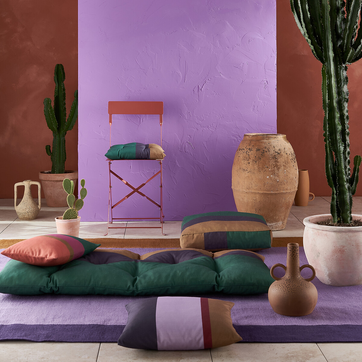 Trasforma il terrazzo il grande tappeto rettangolare outdoor Donate di La Redoute Interieurs che è reso speciale dal decoro grafico nei toni del viola. È fabbricato in poliestere che lo rende versatile e facile da pulire. È disponibile in tre dimensioni. Il più piccolo misura L 120 x P 170 cm. Prezzo 79,99 euro. www.laredoute.it Trasforma il terrazzo il grande tappeto rettangolare outdoor Donate di La Redoute Interieurs che è reso speciale dal decoro grafico nei toni del viola. È fabbricato in poliestere che lo rende versatile e facile da pulire. È disponibile in tre dimensioni. Il più piccolo misura L 120 x P 170 cm. Prezzo 79,99 euro. www.laredoute.it