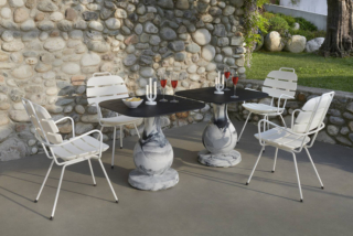 Hanno una base scultorea con effetto arabescato i tavoli da esterno in materiale plastico Ottocento di Slide che si rifanno ai modelli del passato in marmo; il piano quadrato in HPL effetto ardesia dà vita ad un raffinato contrasto con il basamento. Ogni pezzo è caratterizzato da finiture e imperfezioni che lo rendono unico. Misura L 80 x P 80 x H 72 cm. Prezzo 994 euro. www.slidedesign.it Hanno una base scultorea con effetto arabescato i tavoli da esterno in materiale plastico Ottocento di Slide che si rifanno ai modelli del passato in marmo; il piano quadrato in HPL effetto ardesia dà vita ad un raffinato contrasto con il basamento. Ogni pezzo è caratterizzato da finiture e imperfezioni che lo rendono unico. Misura L 80 x P 80 x H 72 cm. Prezzo 994 euro. www.slidedesign.it