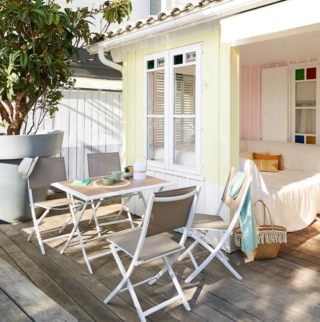 Il tavolo pieghevole Azua di Kasanova permette di essere richiuso e riposto quando non serve. Il piano rettangolare in resistente resina effetto legno chiaro permette di mangiare a quattro persone ed è facile da pulire. La struttura è in alluminio trattato contro la ruggine e verniciato bianco. Misura L 110 x P 71 x H 71 cm. Prezzo 149 euro. www.kasanova.com Il tavolo pieghevole Azua di Kasanova permette di essere richiuso e riposto quando non serve. Il piano rettangolare in resistente resina effetto legno chiaro permette di mangiare a quattro persone ed è facile da pulire. La struttura è in alluminio trattato contro la ruggine e verniciato bianco. Misura L 110 x P 71 x H 71 cm. Prezzo 149 euro. www.kasanova.com