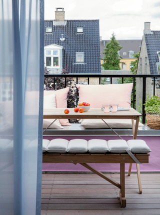 Grazie alle dimensioni contenute permette di arredare anche i balconi il tavolo da pranzo BM3670 di Carl Hansen & Søn che ha le doghe e la struttura realizzate in teak massiccio non trattato e certificato FSC™  che lo rendono funzionale e duraturo. Inoltre, si può ripiegare quando non viene utilizzato e può essere appeso ordinatamente al supporto a parete della serie come oggetto decorativo. Misura L 115  x P 71,5 x H 72 cm. Prezzo 846 euro. www.carlhansen.com Grazie alle dimensioni contenute permette di arredare anche i balconi il tavolo da pranzo BM3670 di Carl Hansen & Søn che ha le doghe e la struttura realizzate in teak massiccio non trattato e certificato FSC™  che lo rendono funzionale e duraturo. Inoltre, si può ripiegare quando non viene utilizzato e può essere appeso ordinatamente al supporto a parete della serie come oggetto decorativo. Misura L 115  x P 71,5 x H 72 cm. Prezzo 846 euro. www.carlhansen.com