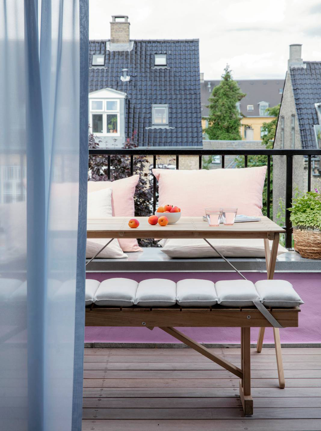 Grazie alle dimensioni contenute permette di arredare anche i balconi il tavolo da pranzo BM3670 di Carl Hansen & Søn che ha le doghe e la struttura realizzate in teak massiccio non trattato e certificato FSC™  che lo rendono funzionale e duraturo. Inoltre, si può ripiegare quando non viene utilizzato e può essere appeso ordinatamente al supporto a parete della serie come oggetto decorativo. Misura L 115  x P 71,5 x H 72 cm. Prezzo 846 euro. www.carlhansen.com Grazie alle dimensioni contenute permette di arredare anche i balconi il tavolo da pranzo BM3670 di Carl Hansen & Søn che ha le doghe e la struttura realizzate in teak massiccio non trattato e certificato FSC™  che lo rendono funzionale e duraturo. Inoltre, si può ripiegare quando non viene utilizzato e può essere appeso ordinatamente al supporto a parete della serie come oggetto decorativo. Misura L 115  x P 71,5 x H 72 cm. Prezzo 846 euro. www.carlhansen.com