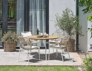 Ha il piano rotondo in legno di acacia massello oliato FSC, con un disegno a raggiera, il tavolo da pranzo per esterno Bastrup di Jysk. Le gambe sottili, in acciaio verniciato a polvere bianco, slanciano la tsruttura e lo rendono comodo e funzionale. Misura Ø 120 x H 74 cm. Prezzo 369 euro. www.jysk.it Ha il piano rotondo in legno di acacia massello oliato FSC, con un disegno a raggiera, il tavolo da pranzo per esterno Bastrup di Jysk. Le gambe sottili, in acciaio verniciato a polvere bianco, slanciano la tsruttura e lo rendono comodo e funzionale. Misura Ø 120 x H 74 cm. Prezzo 369 euro. www.jysk.it