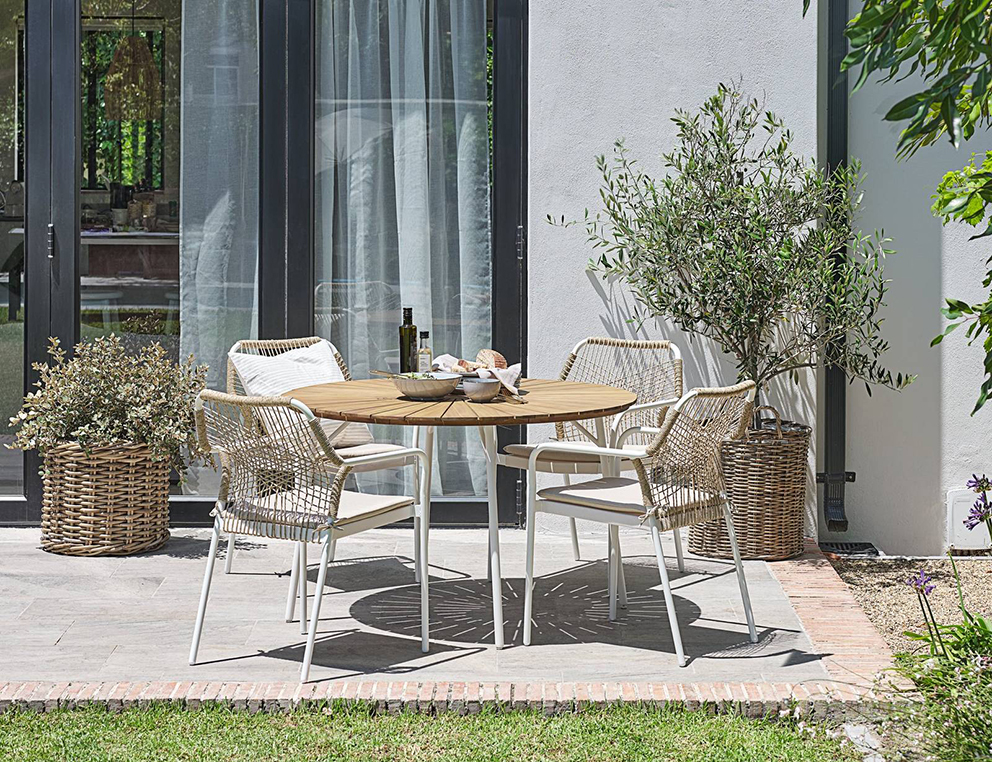 Ha il piano rotondo in legno di acacia massello oliato FSC, con un disegno a raggiera, il tavolo da pranzo per esterno Bastrup di Jysk. Le gambe sottili, in acciaio verniciato a polvere bianco, slanciano la tsruttura e lo rendono comodo e funzionale. Misura Ø 120 x H 74 cm. Prezzo 369 euro. www.jysk.it Ha il piano rotondo in legno di acacia massello oliato FSC, con un disegno a raggiera, il tavolo da pranzo per esterno Bastrup di Jysk. Le gambe sottili, in acciaio verniciato a polvere bianco, slanciano la tsruttura e lo rendono comodo e funzionale. Misura Ø 120 x H 74 cm. Prezzo 369 euro. www.jysk.it