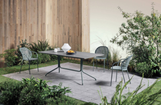 Il tavolo della collezione Brise di Gervasoni ha il top rettangolare realizzato in Cemento GRFC, un materiale ad alta tecnologia, molto resistente ed impreziosito da un decoro sulla superficie; è sorretto da una semplice struttura in metallo verniciato e trattato per esterno. Misura L 185 x P 80 x H 70 cm. Prezzo a partire da 2.849 euro. www.gervasoni1882.com Il tavolo della collezione Brise di Gervasoni ha il top rettangolare realizzato in Cemento GRFC, un materiale ad alta tecnologia, molto resistente ed impreziosito da un decoro sulla superficie; è sorretto da una semplice struttura in metallo verniciato e trattato per esterno. Misura L 185 x P 80 x H 70 cm. Prezzo a partire da 2.849 euro. www.gervasoni1882.com