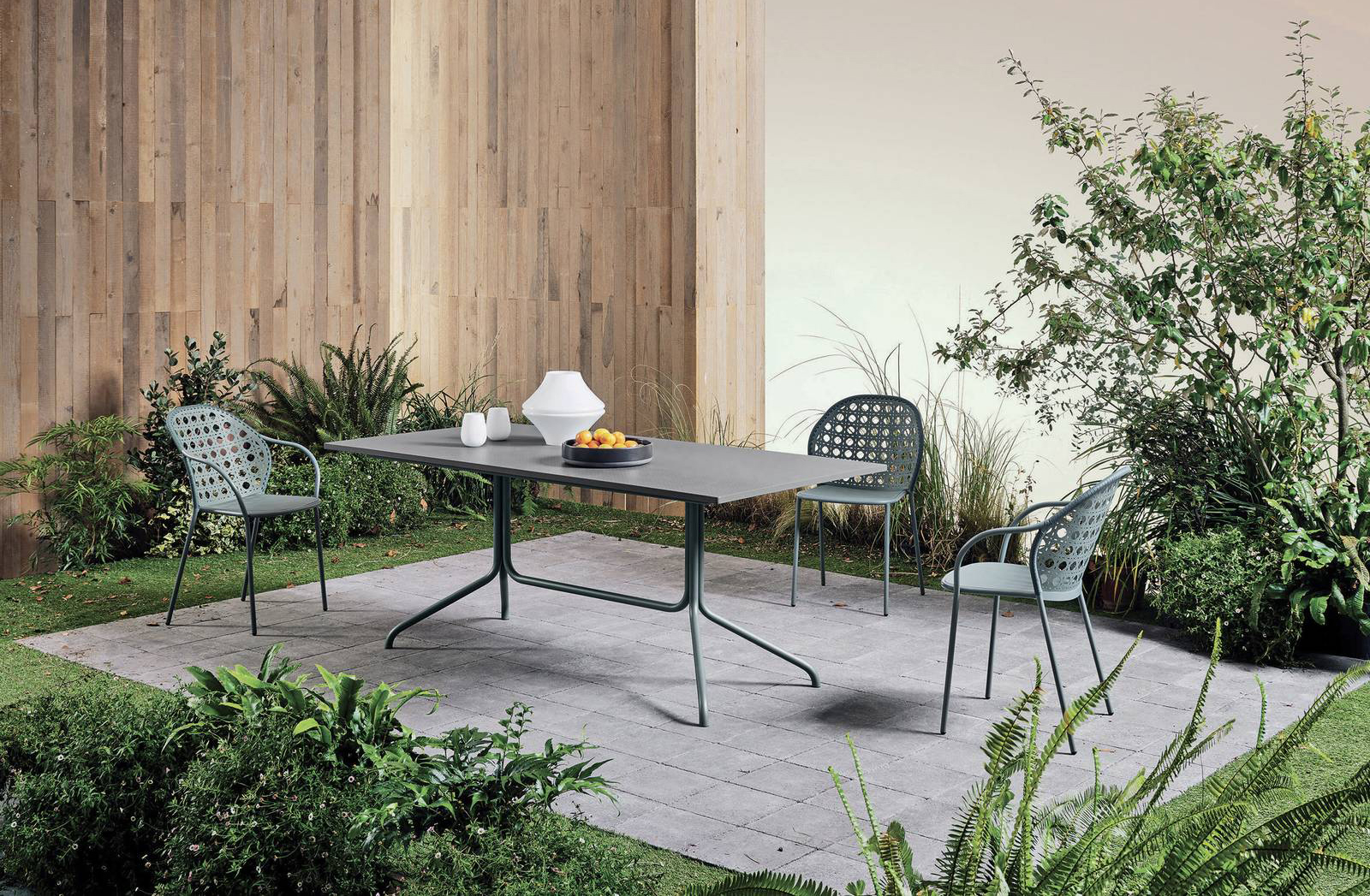 Il tavolo della collezione Brise di Gervasoni ha il top rettangolare realizzato in Cemento GRFC, un materiale ad alta tecnologia, molto resistente ed impreziosito da un decoro sulla superficie; è sorretto da una semplice struttura in metallo verniciato e trattato per esterno. Misura L 185 x P 80 x H 70 cm. Prezzo a partire da 2.849 euro. www.gervasoni1882.com Il tavolo della collezione Brise di Gervasoni ha il top rettangolare realizzato in Cemento GRFC, un materiale ad alta tecnologia, molto resistente ed impreziosito da un decoro sulla superficie; è sorretto da una semplice struttura in metallo verniciato e trattato per esterno. Misura L 185 x P 80 x H 70 cm. Prezzo a partire da 2.849 euro. www.gervasoni1882.com