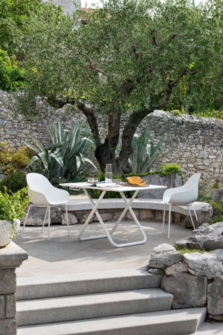 Il tavolo quadrato Easy di Connubia ha la struttura composta da un piano in lamiera sagomata nella finitura bianca e da un sostegno in tubo metallico regolabile in altezza in tre posizioni; è trattato e verniciato per essere adatto ad un uso all'aperto. Misura L 80 x P 80 x H 75 cm. Prezzo 518 euro. www.connubia.com Il tavolo quadrato Easy di Connubia ha la struttura composta da un piano in lamiera sagomata nella finitura bianca e da un sostegno in tubo metallico regolabile in altezza in tre posizioni; è trattato e verniciato per essere adatto ad un uso all'aperto. Misura L 80 x P 80 x H 75 cm. Prezzo 518 euro. www.connubia.com