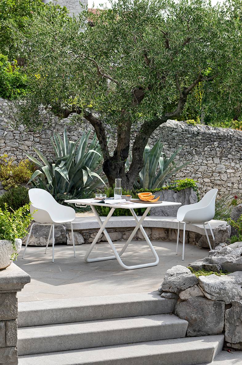 Il tavolo quadrato Easy di Connubia ha la struttura composta da un piano in lamiera sagomata nella finitura bianca e da un sostegno in tubo metallico regolabile in altezza in tre posizioni; è trattato e verniciato per essere adatto ad un uso all'aperto. Misura L 80 x P 80 x H 75 cm. Prezzo 518 euro. www.connubia.com Il tavolo quadrato Easy di Connubia ha la struttura composta da un piano in lamiera sagomata nella finitura bianca e da un sostegno in tubo metallico regolabile in altezza in tre posizioni; è trattato e verniciato per essere adatto ad un uso all'aperto. Misura L 80 x P 80 x H 75 cm. Prezzo 518 euro. www.connubia.com