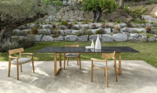 Fanno parte della collezione Ever di Talenti Outdoor Living il grande tavolo rettangolare, caratterizzato da una linea essenziale e dal piano in gres e pietra lavica, e dalle sedie da pranzo con braccioli in legno chiaro. Il tavolo misura L 300 x P 100 x H 76 cm. Prezzo su richiesta. Le sedie misurano L 69 x P 62 x H 72 cm. Prezzo 1.140,35 euro. www.talentispa.com Fanno parte della collezione Ever di Talenti Outdoor Living il grande tavolo rettangolare, caratterizzato da una linea essenziale e dal piano in gres e pietra lavica, e dalle sedie da pranzo con braccioli in legno chiaro. Il tavolo misura L 300 x P 100 x H 76 cm. Prezzo su richiesta. Le sedie misurano L 69 x P 62 x H 72 cm. Prezzo 1.140,35 euro. www.talentispa.com