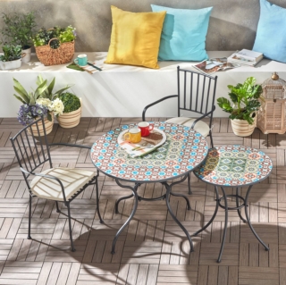 Ha il piano rotondo in mosaico colorato il tavolo da pranzo Ginger di Conforama che è caratterizzato da una sottile struttura di sostegno in metallo nero e che, grazie alle sue dimensioni contenute, può arredare anche un balcone piccolo. Misura Ø 90 x H 75 cm. Prezzo 199 euro. www.conforama.it Ha il piano rotondo in mosaico colorato il tavolo da pranzo Ginger di Conforama che è caratterizzato da una sottile struttura di sostegno in metallo nero e che, grazie alle sue dimensioni contenute, può arredare anche un balcone piccolo. Misura Ø 90 x H 75 cm. Prezzo 199 euro. www.conforama.it