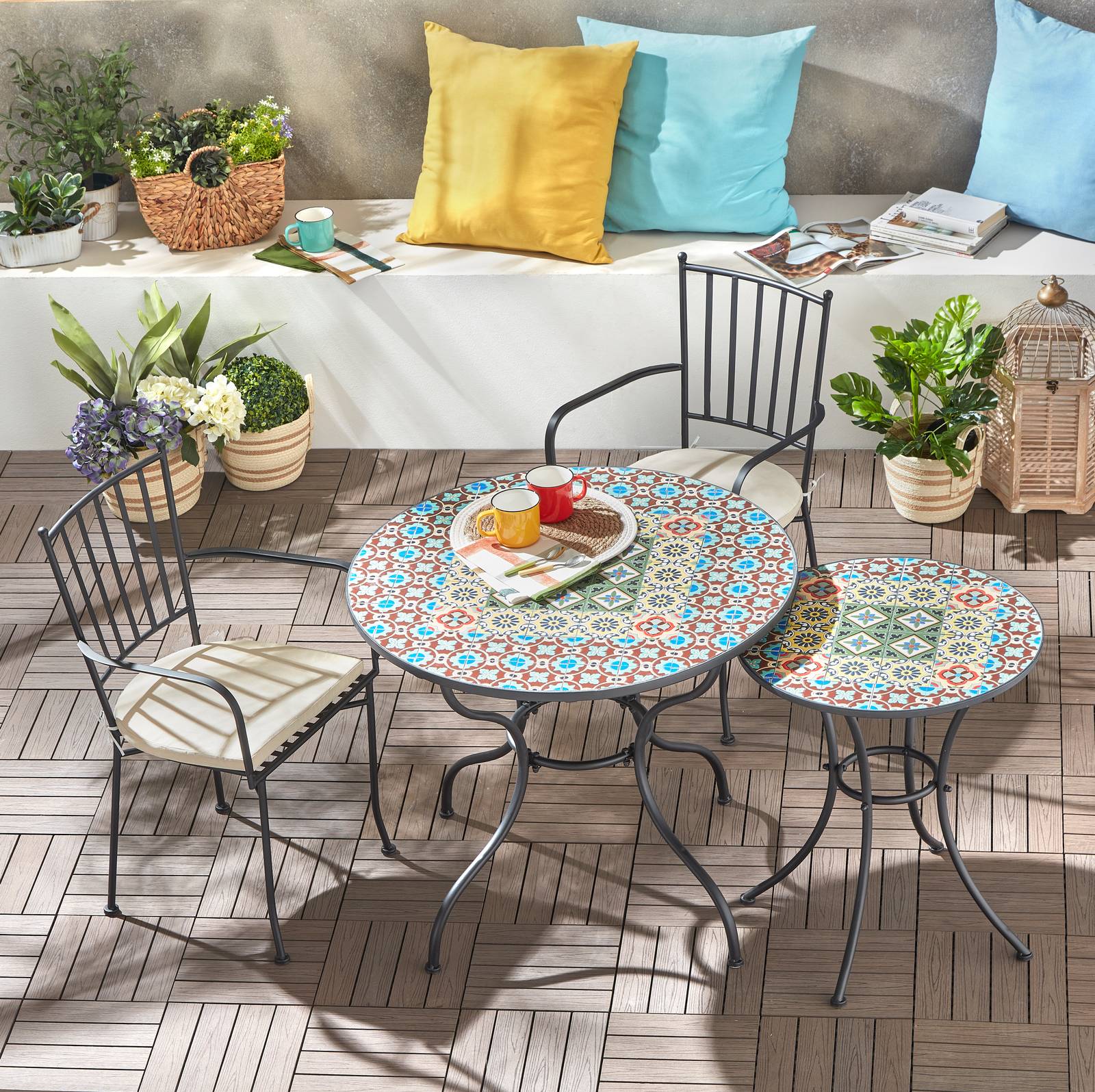 Ha il piano rotondo in mosaico colorato il tavolo da pranzo Ginger di Conforama che è caratterizzato da una sottile struttura di sostegno in metallo nero e che, grazie alle sue dimensioni contenute, può arredare anche un balcone piccolo. Misura Ø 90 x H 75 cm. Prezzo 199 euro. www.conforama.it Ha il piano rotondo in mosaico colorato il tavolo da pranzo Ginger di Conforama che è caratterizzato da una sottile struttura di sostegno in metallo nero e che, grazie alle sue dimensioni contenute, può arredare anche un balcone piccolo. Misura Ø 90 x H 75 cm. Prezzo 199 euro. www.conforama.it