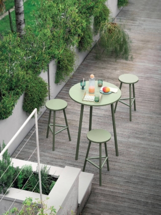 È  disponibile in numerose varianti di colore il tavolo alto Hug di Fantin che è completamente realizzato in metallo con trattamento di cataforesi cghe garantisce un’elevata resistenza agli agenti atmosferici rendendoli perfetti anche per gli spazi esterni. È circondato dagli sgabelli coordinati per dare vita a una mini zona pranzo anche in un angolo. Misura Ø 80 x H 110 cm. Prezzo a partire da 1.784 euro. Gli sgabelli coordinati misurano Ø 35 x H 75 cm, prezzo a partire da 644 euro.  www.fantin.com È  disponibile in numerose varianti di colore il tavolo alto Hug di Fantin che è completamente realizzato in metallo con trattamento di cataforesi cghe garantisce un’elevata resistenza agli agenti atmosferici rendendoli perfetti anche per gli spazi esterni. È circondato dagli sgabelli coordinati per dare vita a una mini zona pranzo anche in un angolo. Misura Ø 80 x H 110 cm. Prezzo a partire da 1.784 euro. Gli sgabelli coordinati misurano Ø 35 x H 75 cm, prezzo a partire da 644 euro.  www.fantin.com