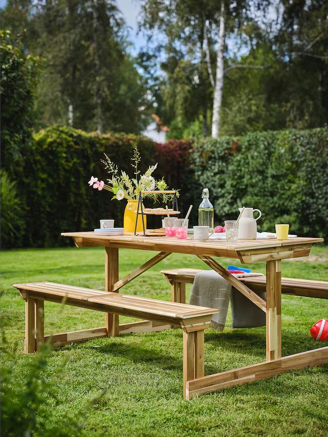 Sta bene in giardino, ma anche su un terrazzo grande, il tavolo da pic nic LERHOLMEN di Ikea  Italia: è completamente costruito in resistente legno di acacia e può ospitare fino a sei persone grazie alle lunghe panche laterali. Misura L 150 x P 147 x H 76 cm. Prezzo 299 euro. www.ikea.com Sta bene in giardino, ma anche su un terrazzo grande, il tavolo da pic nic LERHOLMEN di Ikea  Italia: è completamente costruito in resistente legno di acacia e può ospitare fino a sei persone grazie alle lunghe panche laterali. Misura L 150 x P 147 x H 76 cm. Prezzo 299 euro. www.ikea.com