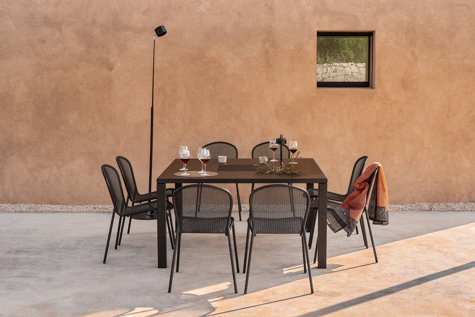 Può ospitare comodamente fino a otto persone, grazie alle gambe a sezione quadrata posizionate alle estremità, il tavolo da esterno Quadro di Emu: è completamente realizzato in acciaio e ha il piano quadrato dotato di un inserto, removibile e sostituibile, in lamiera stirata oppure in alternativa in gres o teak. Misura L 141 x P 141 x H 76 cm. Prezzo 1.728 euro.  www.emu.it Può ospitare comodamente fino a otto persone, grazie alle gambe a sezione quadrata posizionate alle estremità, il tavolo da esterno Quadro di Emu: è completamente realizzato in acciaio e ha il piano quadrato dotato di un inserto, removibile e sostituibile, in lamiera stirata oppure in alternativa in gres o teak. Misura L 141 x P 141 x H 76 cm. Prezzo 1.728 euro.  www.emu.it