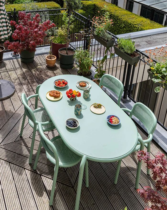 Una colorazione fresca e allegra per il grande tavolo outdoor Tonì di Fatboy che può ospitare sino a sei commensali. È realizzato in alluminio ultraleggero con rivestimento Axalta di altissima qualità che lo rende resistente agli agenti atmosferici e ne previene lo scolorimento e la corrosione. Misura L 160 x P 90 x H 76 cm. Prezzo 999 euro. www.fatboy.com Una colorazione fresca e allegra per il grande tavolo outdoor Tonì di Fatboy che può ospitare sino a sei commensali. È realizzato in alluminio ultraleggero con rivestimento Axalta di altissima qualità che lo rende resistente agli agenti atmosferici e ne previene lo scolorimento e la corrosione. Misura L 160 x P 90 x H 76 cm. Prezzo 999 euro. www.fatboy.com