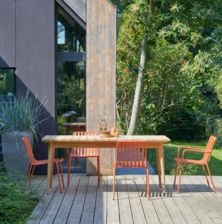 Tutto il fascino del pregiato legno di teak massello per il grande tavolo Vadim di Tikamoon che è naturale e in grado di mantenersi esteticamente “bello” nel tempo. Può accogliere da sei a otto coperti. Misura L 180 x P 80 x H 78 cm. Prezzo 649 euro. www.tikamoon.it Tutto il fascino del pregiato legno di teak massello per il grande tavolo Vadim di Tikamoon che è naturale e in grado di mantenersi esteticamente “bello” nel tempo. Può accogliere da sei a otto coperti. Misura L 180 x P 80 x H 78 cm. Prezzo 649 euro. www.tikamoon.it