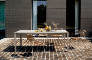 Il tavolo allungabile Pranzo di  S-CAB è caratterizzato da una struttura in metallo verniciato con le gambe quadrate in acciaio zincato e verniciato a polveri effetto opaco; il movimento di allungo è su sfere. Il piano in stratificato HPL è disponibile in diverse finiture tra cui effetto cemento e pietra. Misura L 160/210 x P 90 x H 75 cm. Prezzo a partire da 1.336 euro. www.scabdesign.com Il tavolo allungabile Pranzo di  S-CAB è caratterizzato da una struttura in metallo verniciato con le gambe quadrate in acciaio zincato e verniciato a polveri effetto opaco; il movimento di allungo è su sfere. Il piano in stratificato HPL è disponibile in diverse finiture tra cui effetto cemento e pietra. Misura L 160/210 x P 90 x H 75 cm. Prezzo a partire da 1.336 euro. www.scabdesign.com