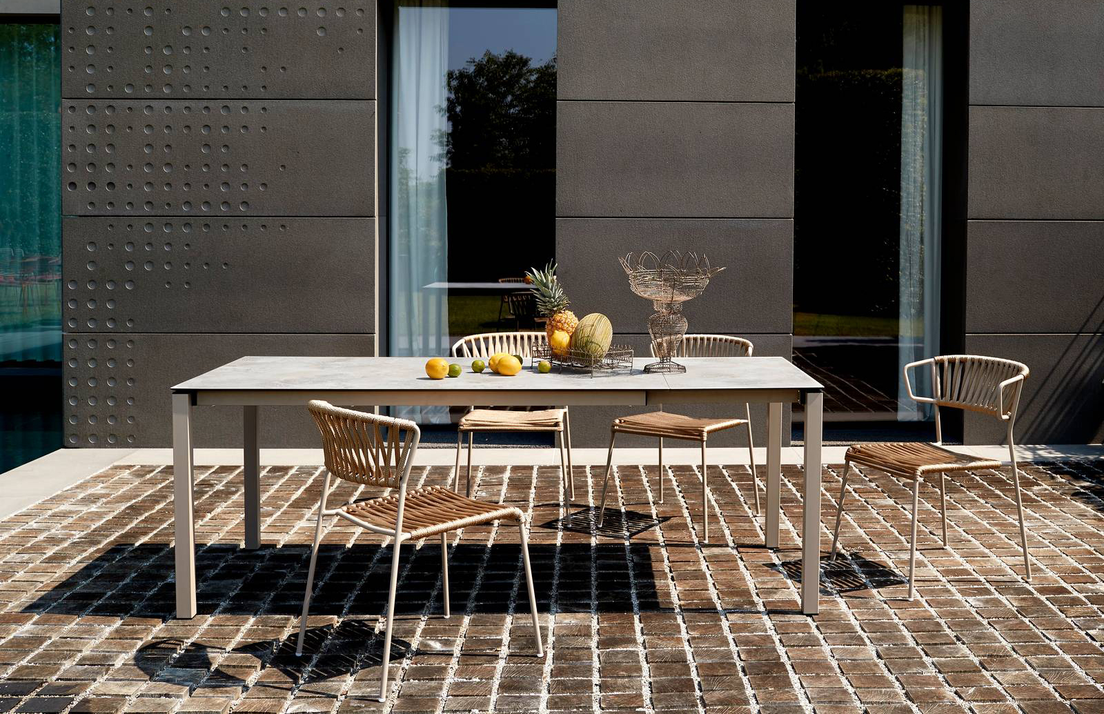 Il tavolo allungabile Pranzo di  S-CAB è caratterizzato da una struttura in metallo verniciato con le gambe quadrate in acciaio zincato e verniciato a polveri effetto opaco; il movimento di allungo è su sfere. Il piano in stratificato HPL è disponibile in diverse finiture tra cui effetto cemento e pietra. Misura L 160/210 x P 90 x H 75 cm. Prezzo a partire da 1.336 euro. www.scabdesign.com Il tavolo allungabile Pranzo di  S-CAB è caratterizzato da una struttura in metallo verniciato con le gambe quadrate in acciaio zincato e verniciato a polveri effetto opaco; il movimento di allungo è su sfere. Il piano in stratificato HPL è disponibile in diverse finiture tra cui effetto cemento e pietra. Misura L 160/210 x P 90 x H 75 cm. Prezzo a partire da 1.336 euro. www.scabdesign.com