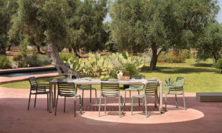 Permette di accogliere tavolate numerose Tevere di Nardi, il tavolo allungabile che ha un'anima green: le gambe sono in alluminio riciclabile e il piano dogato effetto vintage è in plastica rigenerata al 100% color Terra nella finitura mat. L'assenza di spigoli e la pratica prolunga che si inserisce facilmente sotto il top lo rendono funzionale. Misura L 211/275 x P 100 x H 76,5 cm. Prezzo  1.706,78 euro. www.nardioutdoor.com Permette di accogliere tavolate numerose Tevere di Nardi, il tavolo allungabile che ha un'anima green: le gambe sono in alluminio riciclabile e il piano dogato effetto vintage è in plastica rigenerata al 100% color Terra nella finitura mat. L'assenza di spigoli e la pratica prolunga che si inserisce facilmente sotto il top lo rendono funzionale. Misura L 211/275 x P 100 x H 76,5 cm. Prezzo  1.706,78 euro. www.nardioutdoor.com