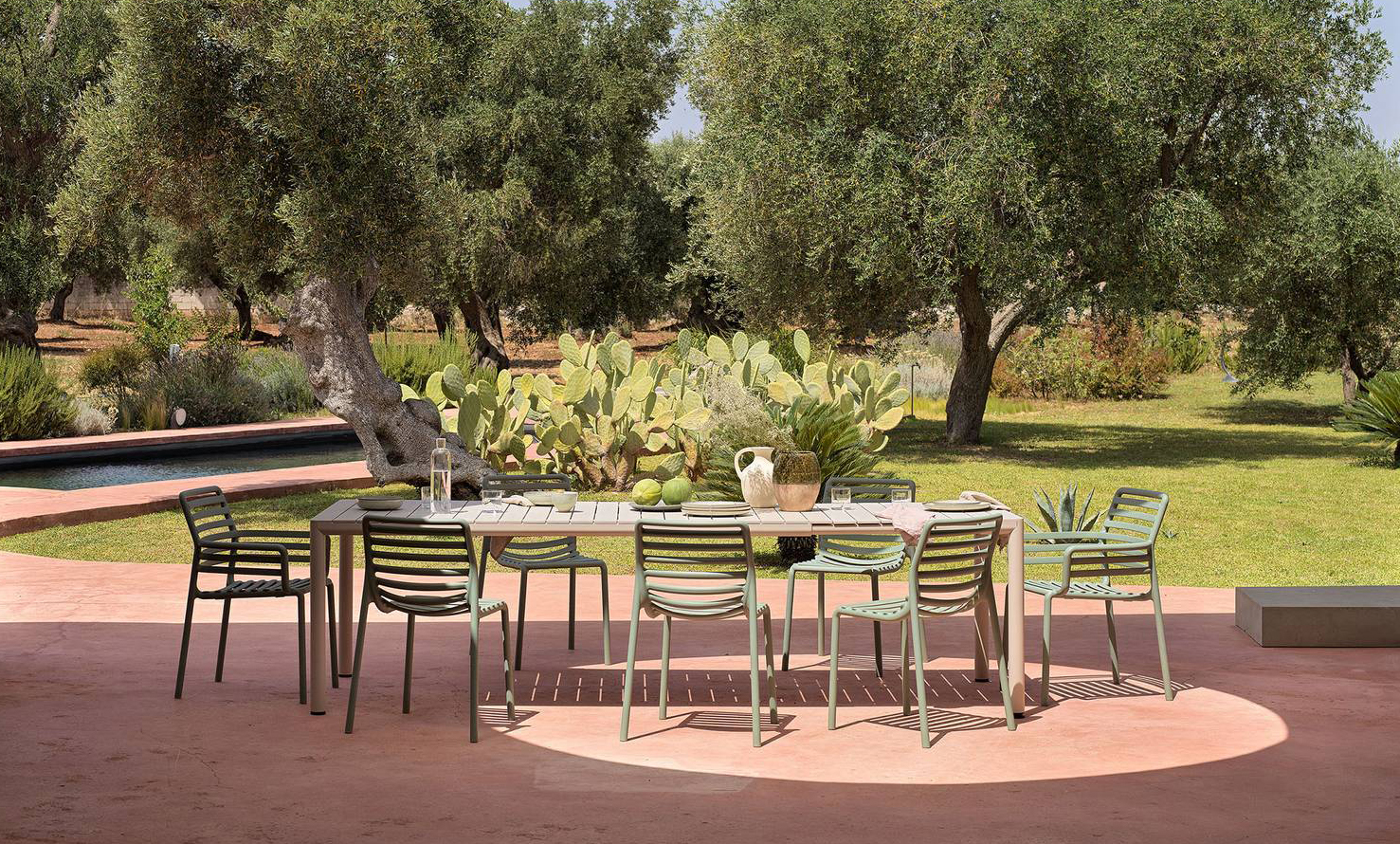 Permette di accogliere tavolate numerose Tevere di Nardi, il tavolo allungabile che ha un'anima green: le gambe sono in alluminio riciclabile e il piano dogato effetto vintage è in plastica rigenerata al 100% color Terra nella finitura mat. L'assenza di spigoli e la pratica prolunga che si inserisce facilmente sotto il top lo rendono funzionale. Misura L 211/275 x P 100 x H 76,5 cm. Prezzo  1.706,78 euro. www.nardioutdoor.com Permette di accogliere tavolate numerose Tevere di Nardi, il tavolo allungabile che ha un'anima green: le gambe sono in alluminio riciclabile e il piano dogato effetto vintage è in plastica rigenerata al 100% color Terra nella finitura mat. L'assenza di spigoli e la pratica prolunga che si inserisce facilmente sotto il top lo rendono funzionale. Misura L 211/275 x P 100 x H 76,5 cm. Prezzo  1.706,78 euro. www.nardioutdoor.com