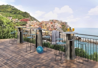 Ha l'aspetto di una scultura contemporanea il tavolo alto Faro di Infiniti completamente realizzato in acciaio verniciato, disponibile in tre colori. La larghezza contenuta e lo sviluppo verticale permettono di collocarlo anche in un angolo del terrazzo. Misura Ø 70 x H 107 cm. Prezzo 1.530 euro + IVA. www.infinitidesign.it Ha l'aspetto di una scultura contemporanea il tavolo alto Faro di Infiniti completamente realizzato in acciaio verniciato, disponibile in tre colori. La larghezza contenuta e lo sviluppo verticale permettono di collocarlo anche in un angolo del terrazzo. Misura Ø 70 x H 107 cm. Prezzo 1.530 euro + IVA. www.infinitidesign.it