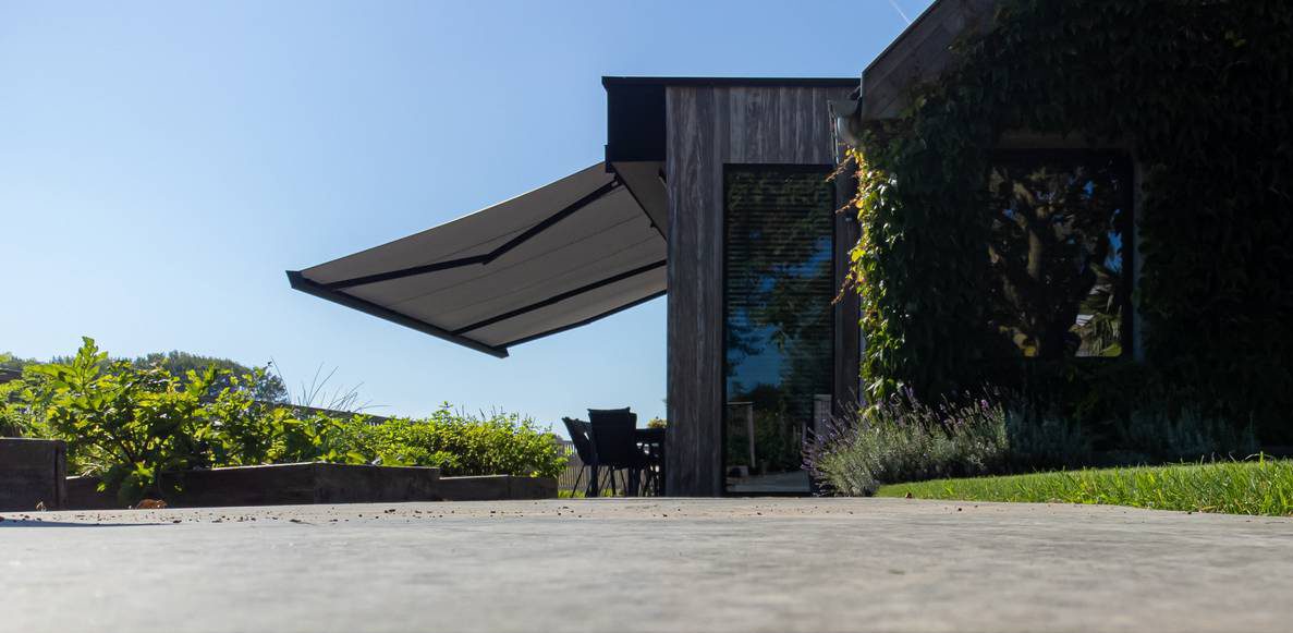 La tenda da sole a bracci con cassonetto Qubica Plumb di KE è caratterizzata da uno sviluppo verticale, da ingombri contenuti e dalla massima possibilità di personalizzazione; inoltre, è motorizzata.  Misura L 300 x P 210 cm. Prezzo su richiesta. www.keoutdoordesign.com La tenda da sole a bracci con cassonetto Qubica Plumb di KE è caratterizzata da uno sviluppo verticale, da ingombri contenuti e dalla massima possibilità di personalizzazione; inoltre, è motorizzata.  Misura L 300 x P 210 cm. Prezzo su richiesta. www.keoutdoordesign.com