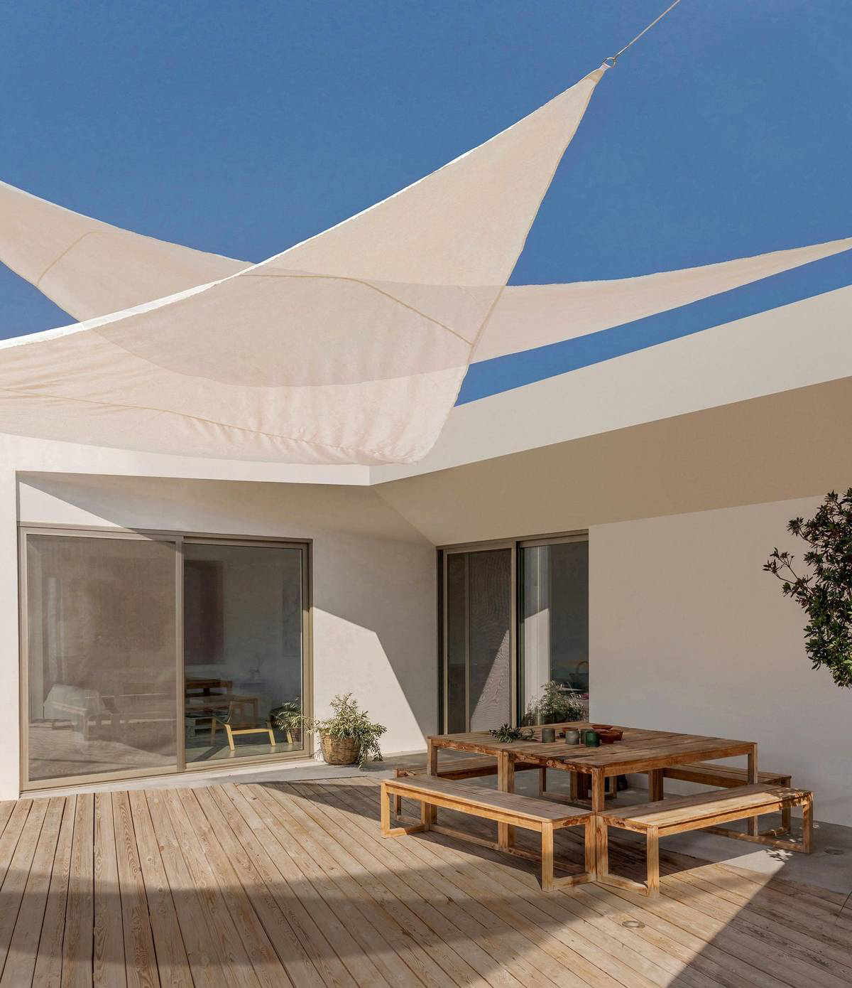 Al posto del gazebo sul terrazzo si può usare la tenda ombreggiante Triangle di Bizzotto in vendita su Westwing: è completamente realizzata in poliestere bianco crema con anelli in acciaio zincato per fissarla facilmente. Misura L 360 x P 360 cm. Prezzo 24,99 euro. www.westwing.it Al posto del gazebo sul terrazzo si può usare la tenda ombreggiante Triangle di Bizzotto in vendita su Westwing: è completamente realizzata in poliestere bianco crema con anelli in acciaio zincato per fissarla facilmente. Misura L 360 x P 360 cm. Prezzo 24,99 euro. www.westwing.it