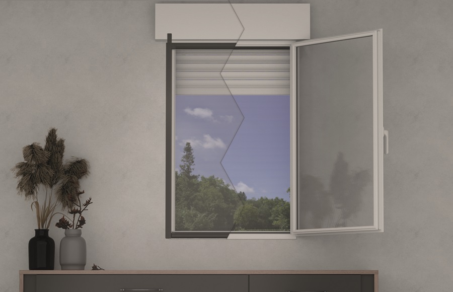 IVER78 di Primed è una zanzariera a molla che può essere installata all'interno di una guida incassata nel vano finestra, scorrendo nella stessa guida della tapparella, con distanziatore da 7,8 cm. Si raccoglie nel cassonetto in alto quadrato da 4,5 cm. La maniglia a tutta lunghezza è ergonomica, ha la corda per abbassarla e uno spazzolino sotto la barra maniglia per garantirne la chiusura. www.primed.it