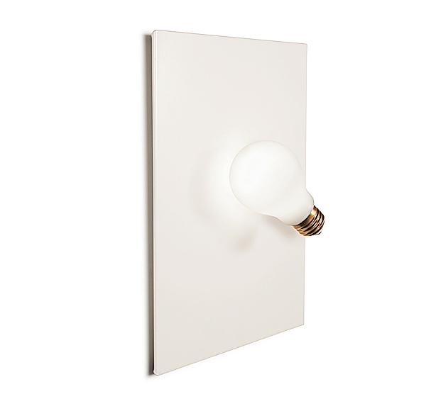 L'applique Ideal Wall di Slamp è composta da una lampadina con virola ottonata che sembra sospesa su un supporto bianco opaco. Misura L 21 x P 8,5 x H 26,5 cm. www.slamp.it L'applique Ideal Wall di Slamp è composta da una lampadina con virola ottonata che sembra sospesa su un supporto bianco opaco. Misura L 21 x P 8,5 x H 26,5 cm. www.slamp.it