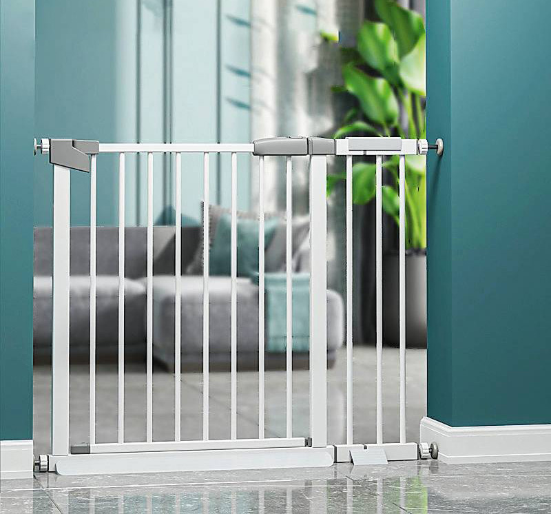 La barriera
di sicurezza
di Monkey Mum
ha la struttura orizzontale telescopica regolabile e non richiede viti o connessioni permanenti alle pareti. Disponibile in tre
diverse dimensioni, può
essere allungata con
l'aggiunta di specifiche
estensioni. Nella misura
69,5-76 x 78 cm
costa 37 euro. www.monkeymum.com La barriera
di sicurezza
di Monkey Mum
ha la struttura orizzontale telescopica regolabile e non richiede viti o connessioni permanenti alle pareti. Disponibile in tre
diverse dimensioni, può
essere allungata con
l'aggiunta di specifiche
estensioni. Nella misura
69,5-76 x 78 cm
costa 37 euro. www.monkeymum.com