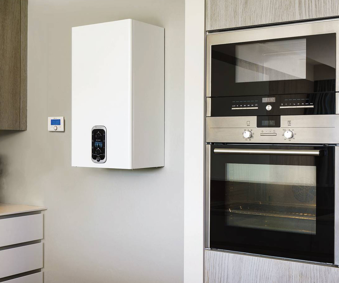 Mira Advance
Link di Chaffoteaux
ha pannelli fonoassorbenti che riducono il rumore a 50-52 dB. Combinata istantanea,
ha rendimento stagionale
del 94%, potenza 25-30-35
kW. Con sonda esterna
e termoregolazione, è in classe A+. Misura L 40 x P 38,5 x
H 74,5 cm. Costa a partire
da 1.500 euro + Iva. www.chaffoteaux.it Mira Advance
Link di Chaffoteaux
ha pannelli fonoassorbenti che riducono il rumore a 50-52 dB. Combinata istantanea,
ha rendimento stagionale
del 94%, potenza 25-30-35
kW. Con sonda esterna
e termoregolazione, è in classe A+. Misura L 40 x P 38,5 x
H 74,5 cm. Costa a partire
da 1.500 euro + Iva. www.chaffoteaux.it