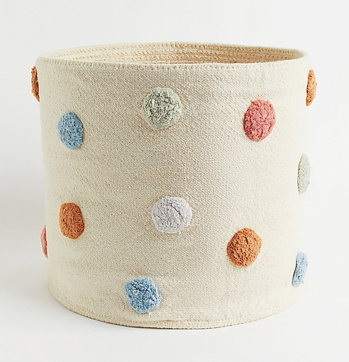 Il cestino portaoggetti di H&M Home è in tessuto di cotone decorato con pois applicati in rilievo. Misura Ø 30 x H 26 cm e costa 25,99 euro. www.hm.com Il cestino portaoggetti di H&M Home è in tessuto di cotone decorato con pois applicati in rilievo. Misura Ø 30 x H 26 cm e costa 25,99 euro. www.hm.com