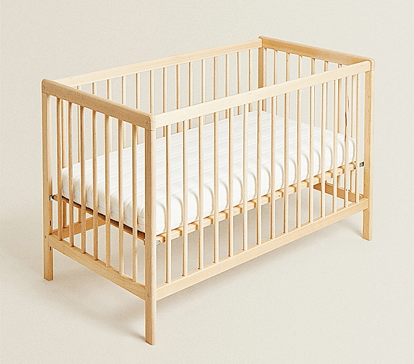 Faggio naturale per la culla di Zara Home regolabile in tre altezze e dotata di una sponda  laterale rimovibile. Misura 121,60 x 66 x H 80 cm. Costa 249 euro. www.zarahome.com Faggio naturale per la culla di Zara Home regolabile in tre altezze e dotata di una sponda  laterale rimovibile. Misura 121,60 x 66 x H 80 cm. Costa 249 euro. www.zarahome.com