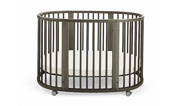 Con i kit di trasformazione (venduti a parte), Sleepi di Stokke è adatto da 0 a 10 anni. In legno di faggio, misura 127 x 74 x H 86 cm. Costa 669 euro. www.stokke.com Con i kit di trasformazione (venduti a parte), Sleepi di Stokke è adatto da 0 a 10 anni. In legno di faggio, misura 127 x 74 x H 86 cm. Costa 669 euro. www.stokke.com