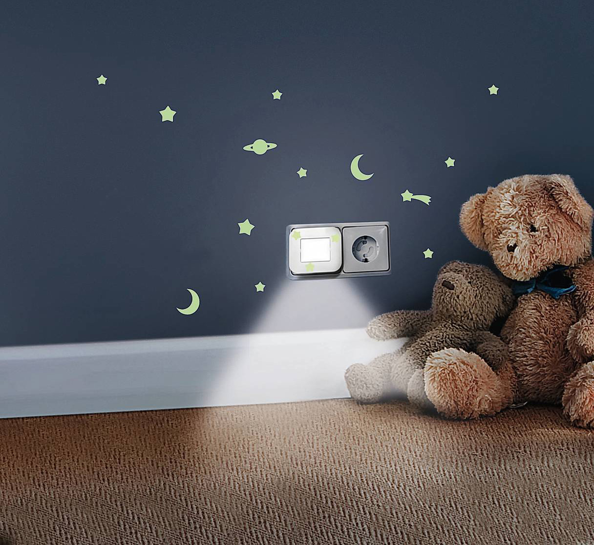 Lunetta di Ledvance,
in policarbonato e ABS, ha sensore giorno/notte integrato e presa usb e microusb
per caricare tablet o cellulare. Disponibile in più modelli, anche in nero o con forme diverse, come in foto
costa 12,95 euro. www.ledvance.it Lunetta di Ledvance,
in policarbonato e ABS, ha sensore giorno/notte integrato e presa usb e microusb
per caricare tablet o cellulare. Disponibile in più modelli, anche in nero o con forme diverse, come in foto
costa 12,95 euro. www.ledvance.it