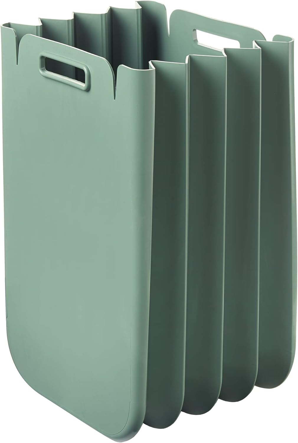 Guzzini Home propone una pattumiera verde salvia (disponibile anche in altri colori) che può essere utilizzata per la raccolta differenziata, ma anche come cesto per la biancheria o per raccogliere i giocattoli dei bambini. La pattumiera Eco Packly è realizzata con materiale plastico riciclato 100% post consumo e ha una capacità di 25 litri. Prezzo 26,50 euro.