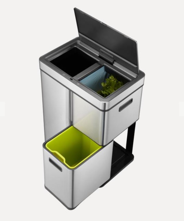 La pattumiera con funzione sensore Mirage offre tre scomparti: uno da 30 litri e due da 15 litri l'uno. L'apertura con sensore garantisce un uso igienico e una chiusura silenziosa del coperchio, mentre il vano inferiore è facilmente accessibile grazie ad un cassetto estraibile. Prezzo 279 euro. www.westwing.it