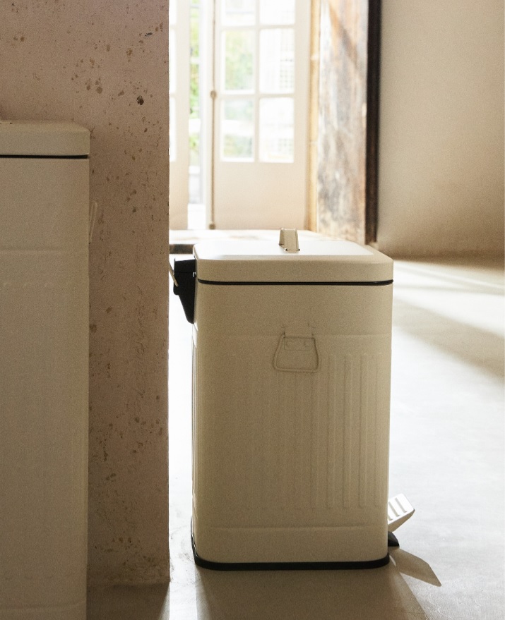 La pattumiera da cucina di Zara Home ha una capacità di 20 litri e un sistema di apertura con pedale. La parte interna può essere rimossa facilmente per semplificare le operazioni di pulizia. Prezzo 59,99 euro. Www.zarahome.com