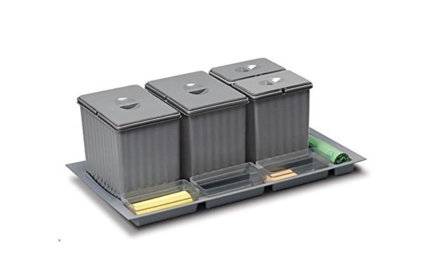 Questa pattumiera per base cestone sottolavello da 90 cm è adatta per fare facilmente la raccolta differenziata. Il set è composto da quattro secchi pratici e robusti, che vanno posizionati nella loro sede all'interno di un basamento in polipropilene che lascia spazio anche a tre vaschette asportabili porta spugne/porta oggetti e ad un vano porta sacchetti. Due dei secchi hanno una capienza di 6,5 litri, gli altri due di 14 litri. Prezzo 69,09 euro.