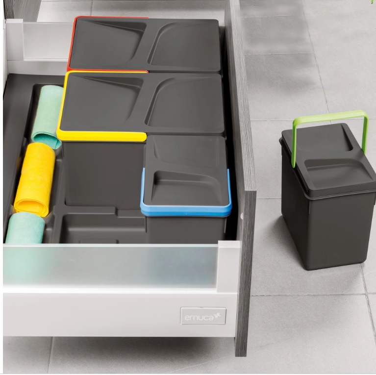 Recycle di Emuca è un set per cassetto da cucina che facilita la raccolta differenziata in maniera discreta perché si integra nelle basi della cucina. I contenitori sono disponibili per moduli di 60 cm, 80 cm e 90 cm di larghezza e con due diverse altezze di contenitori, che consentono di avere diverse configurazioni con una capacità utile da 24 litri a 44 litri. Prezzo 188,99 euro. www.emuca.it
